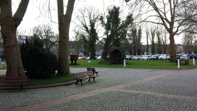 Park vor dem Museum mit Ausstellungsstücken zur Geschichte von Hoesch.