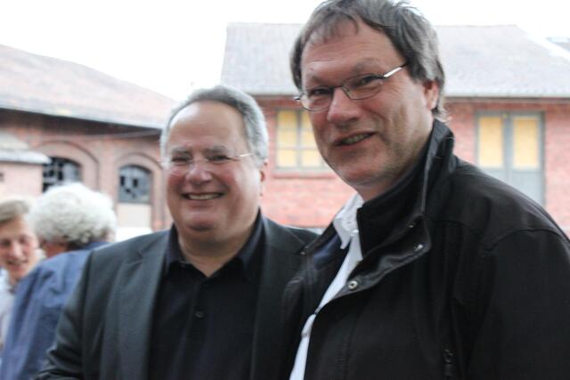 Der griechische Außenminister Nikolaos Kotzias beim Besuch in Marburg am 31. Mai 2015 lacht zusammen mit Johannes Linn in die Kamera.