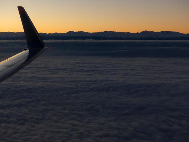 Zum Sonnenaufgang im Landeanflug auf Casablanca. Über dem Wolkenmeer erhebt sich die Gebirgskette des Mittleren Atlas.
