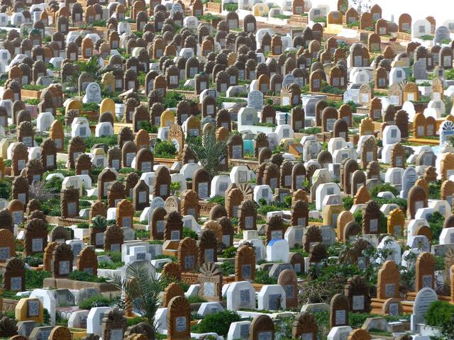 Nicht weit entfernt liegt der riesige Friedhof. Die Gräber sind nach Mekka ausgerichtet.
