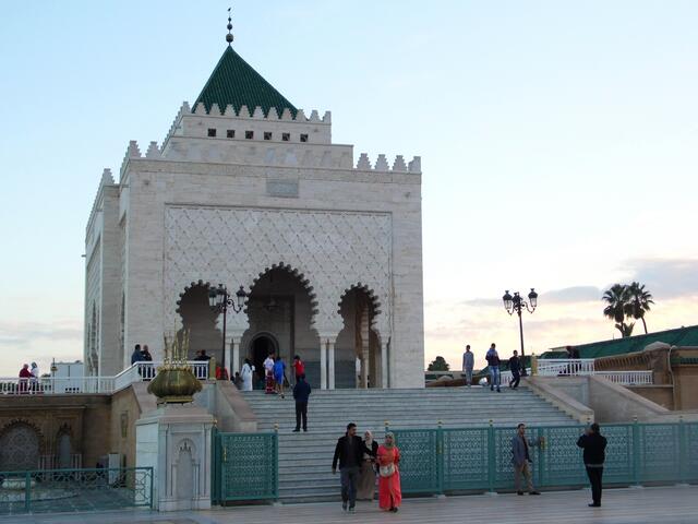 Neben der Moscheeruine befinden sich die Mausoleen von Mohammed V. und Hassan II., Großvater und Vater des jetzigen Königs.