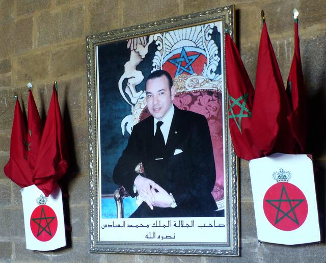 Mohammed VI., der auch in Frankreich studiert hat, regiert in einer demokratisch konstitiunellen Monarchie, in der er viel Einfluss ausüben kann. Sein Vater Hassan II. war noch ein Despot, unter dem tausende Menschen spurlos verschwanden oder eingekerkert wurden.