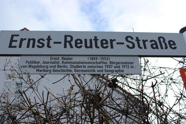 Die Ernst-Reuter-Straße erhielt auf meine Initiative hin eine den Namen erläuternde Infotafel.