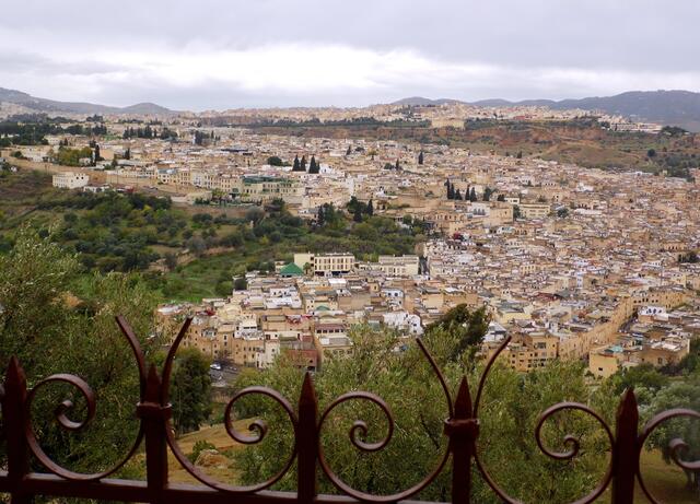 In Fès befindet sich die wohl größte Medina der Welt. Über 300.000 Menschen sollen darin leben.