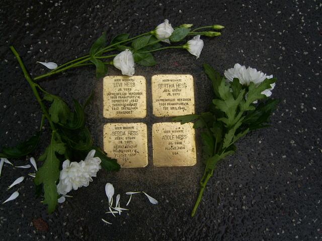 Diese am 9.10.2014 verlegten Stolpersteine erinnern an die jüdische Familie Hess, die durch die Nazidiktatur aus Wehrda vertrieben wurde.