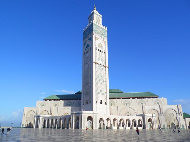 Die gigantische Hassan II. Moschee. Das Minarett ist 210 Meter hoch und damit das höchste religiöse Bauwerk der Welt.
