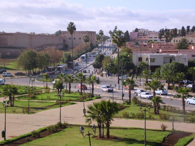 Mit Rabat besuchen wir die erste Königsstadt, die auch Hauptstadt des Landes ist. Dort geht alles etwas ruhiger zu als in Casablanca.