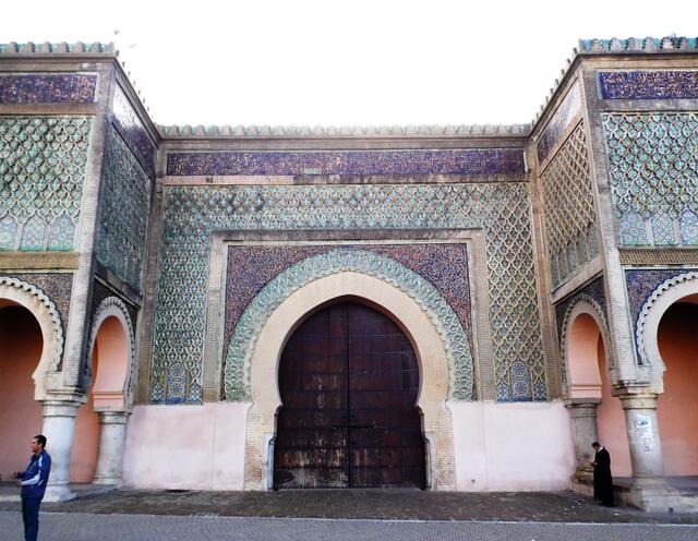 Das schönste von vielen Stadttoren in Mèknes, das Bab Mansour. Unter Moulay Ismael wurde es von einem zum Islam übergetretenen Christen erbaut. Deswegen der Name. Übersetzt heißt es der Abtrünnige.