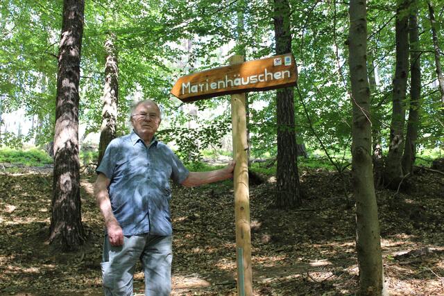 Der Heimatforscher Dieter Woischke freut sich nach der Initiative von J. Linn über den neu aufgestellten Wegweiser zum "Marienhäuschen".