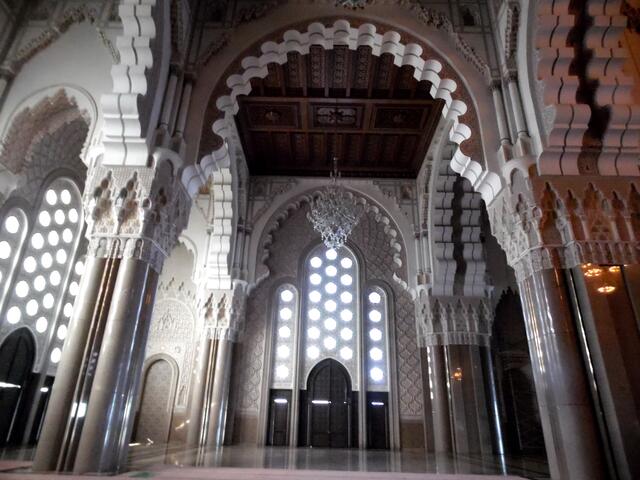 Aufpoliert im maurischen Stil. Die Größe der Moschee ist vergleichbar mit der des Petersdomes. Deckenhöhe 60 Meter.