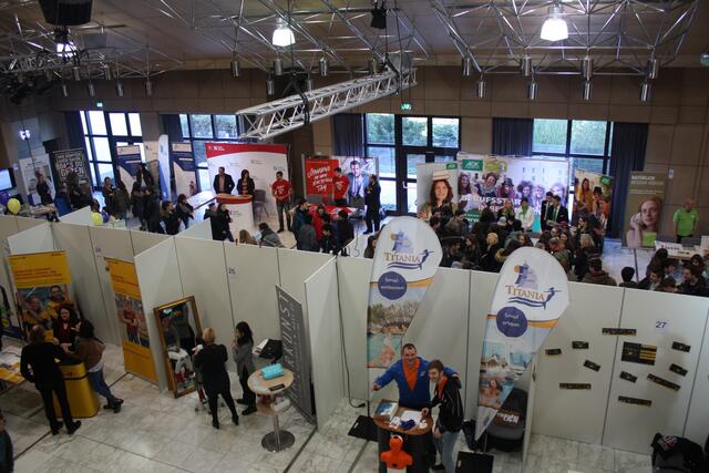 Job-Info-Börse in der Neusässer Stadthalle.
