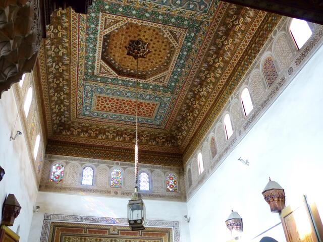 Man kann es nachvollziehen. Schönste andalusische Kunst mit einer Decke aus Zedernholz.