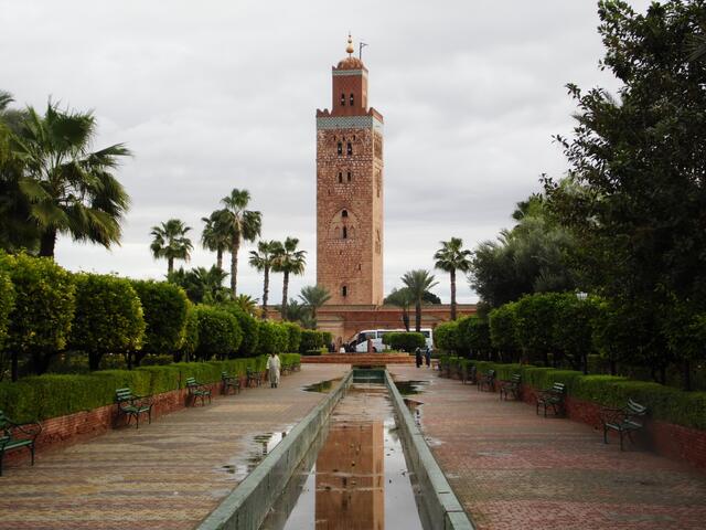 Das Wahrzeichen von Marrakesch, das Minarett der Koutoubia Moschee. Kein Gebäude der Stadt darf höher sein, muss der Muezzin doch von überall her zu hören sein.
