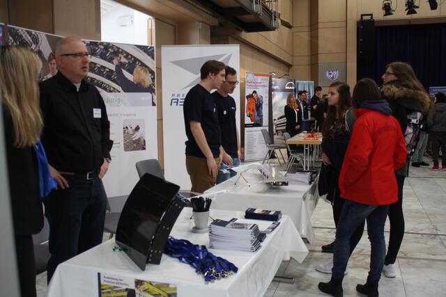 Job-Info-Börse in der Neusässer Stadthalle.