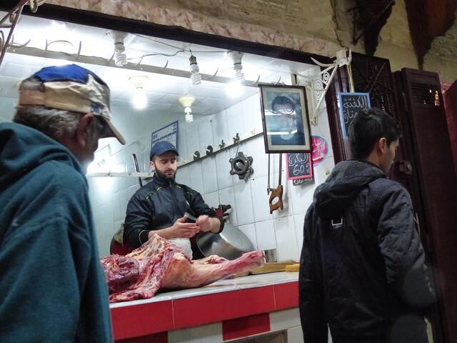 Hammel- und Kamelfleisch wird feilgeboten. Schwein gilt als unrein, weil gerade dieses Fleisch in früheren Zeiten durch die hohen Temperaturen oft durch Parasieten belastet war. Auch wenn es heute nicht mehr so ist, so hat sich die Tradition doch gehalten.