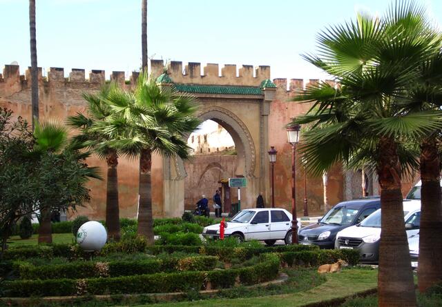 Auch hier umgibt eine guterhaltene Stadtmauer die Medina.
