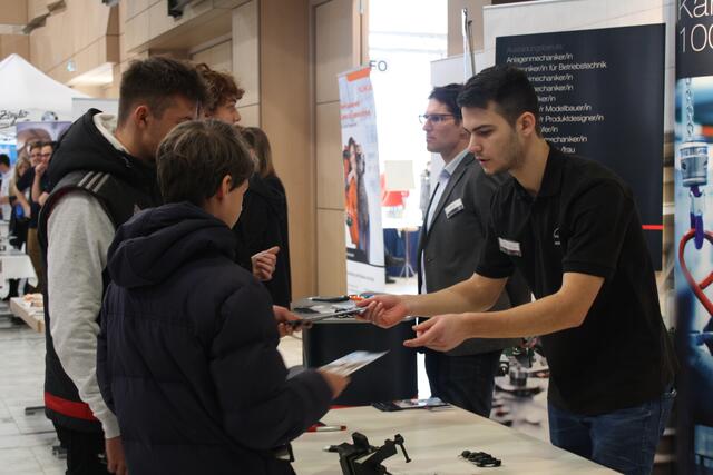 Job-Info-Börse in der Neusässer Stadthalle.