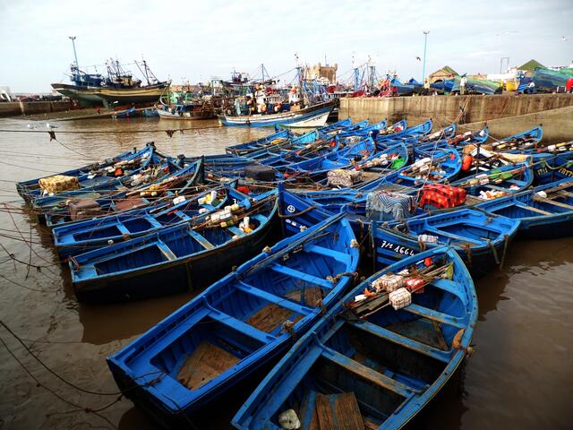 Leider ist die Existensgrundlage der Fischer gefährdet, fischen doch aufgrund von Verträgen europäische Trawler die Fischgründe leer. Das Geld kassiert der koruppte Staat. So und auf andere Art leiden viele Menschen in Afrika unter den reichen Industrienationen.