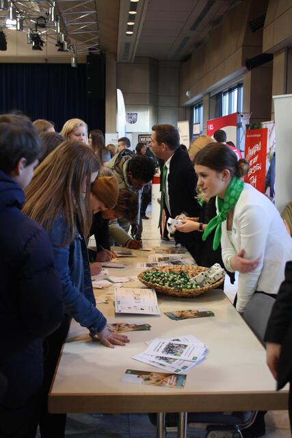 Job-Info-Börse in der Neusässer Stadthalle.