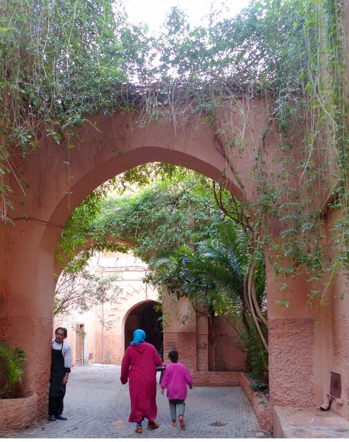 Gleich neben dem Platz beginnt die Medina. Typisch für Marrakesch die roten Häuser. Es wirkt afrikanischer als in anderen Städten.