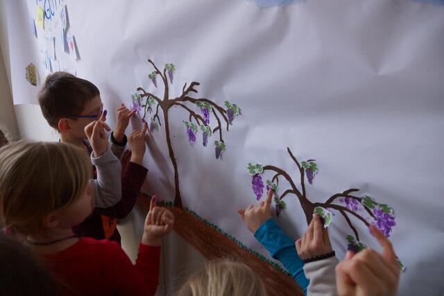 Kinder gestalten Rebstöcke