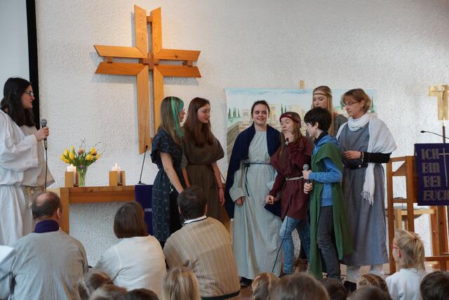 die Kinder wollen von Jesus gesegnet werden