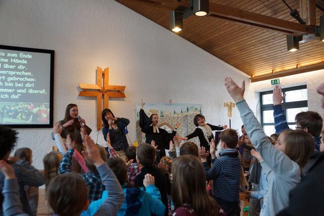 fröhlich singen alle Kinder mit