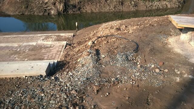 Gronau (Leine) an der "Bastion" auf dem "Großen Kanian": Kanu-Einsetzstelle mittels Beton-Ufertreppe mit 3 Podesten. Steht ca. 8cm Wasser darauf, bekommt man beim Kanu wässern und besteigen nasse, schlammige Füße! Eine Kanu Rampe, zumal für Senioren, Behinderte und Einzelwanderer, soll nun nach Ortstermin am 08.03.16 , rechts neben der Treppe entstehen!