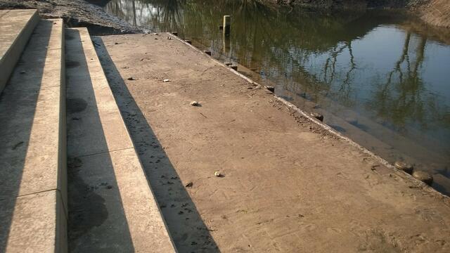 Gronau (Leine) an der "Bastion" auf dem "Großen Kanian": Kanu-Einsetzstelle mittels Beton-Ufertreppe mit 3 Podesten. Steht wie hier, ca. 8cm Wasser darauf, bekommt man beim Kanu einsetzen und besteigen nasse Füße/Schlammschuhe ! Die fehlende Rampe, zumal für Senioren, Behinderte und Einzelwanderer,  mahnte ich beim Architekten Michel und Bauamt Götze an! Die stolpergefährliche Findlingsstein-Furt mit weiterführendem Weg wird wohl nur mal von Kindern barfuß durchwatet. Ein Mehrgenerationenweg ist das nicht !