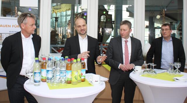 v.l.: Thomas Eichhorn (Projektleiter), Thomas Meier (Geschäftsführer), Richard Greiner (1. Bürgermeister Stadt Neusäß) und Dietmar Krenz (Geschäftsführer) | Foto: Alexander Ziegele