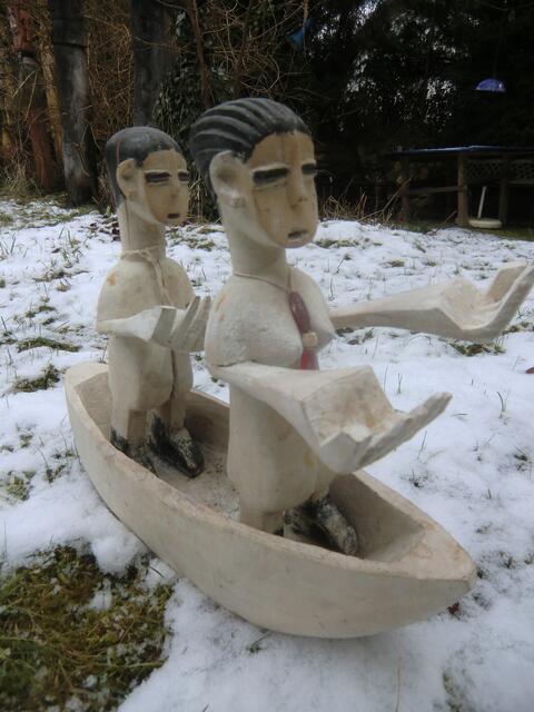 Dieses Paar aus  Ghana fährt bittend der Göttin aus  dem Meer, Mammi wata, entgegen