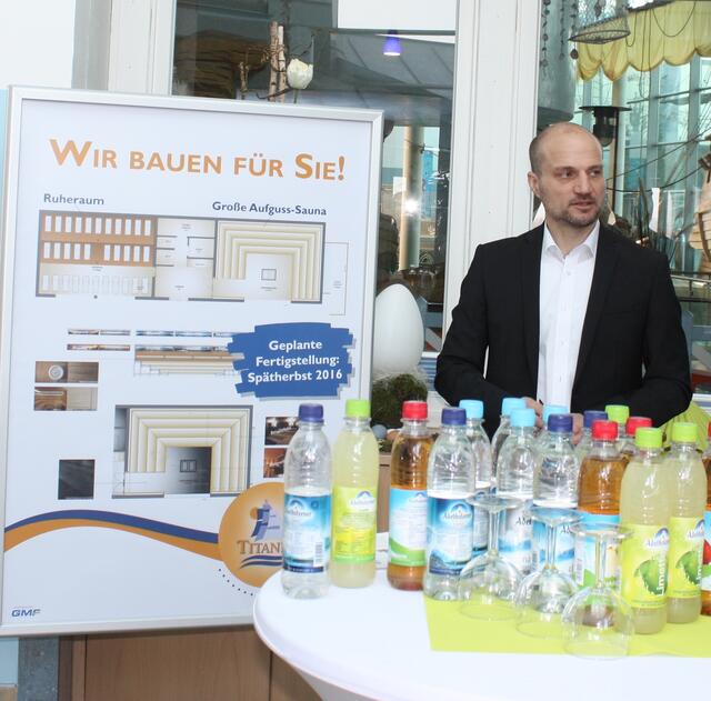 Geschäftsführer Thomas Meier erläutert die Erweiterungspläne der Sauna | Foto: Alexander Ziegele