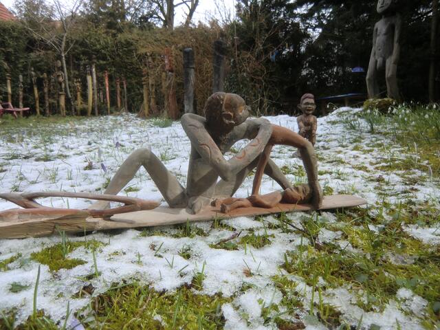 Der Kopfjäger aus Neuguinea zieht Kraft aus  dem erlegten Opfer