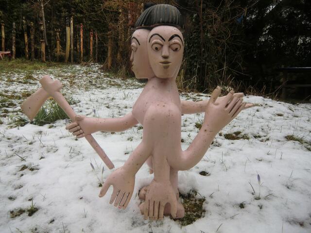 Shango, eine Gottheit  aus dem Vodookult mit vielen Armen und Köpfen muss hier in Diedorf frieren
