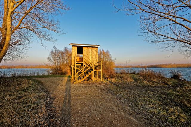 Am großen Koldinger See gibt es eine Landzunge. Auf ihr steht ein "Aussichtsturm" zur Vogelbeobachtung. Das Bild entstand etwa 30 Minuten vor Sonnenuntergang.