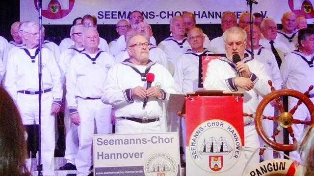 Auch der Chef kann singen hier zusammen mit Hans