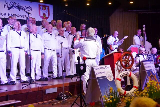 Seemannschor mit Chef und Musikgruppe