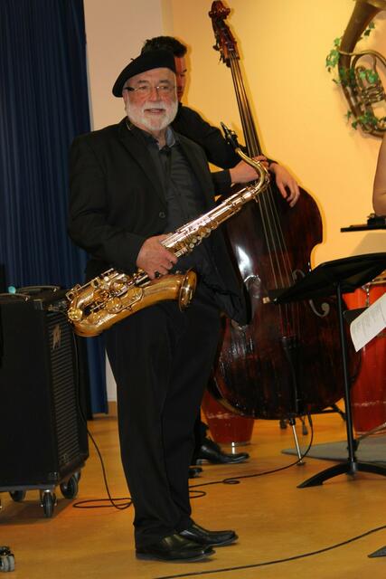 Musikdirektor Manfred-Andreas Lipp präsentierte dem zahlreichen Publikum ein gelungenes Jazzkonzert seiner „Papa Lipp Combo“ und „Sunny“ die er als jüngstes, musikalisches Kind der Musikschule Wertingen aufgebaut hat.