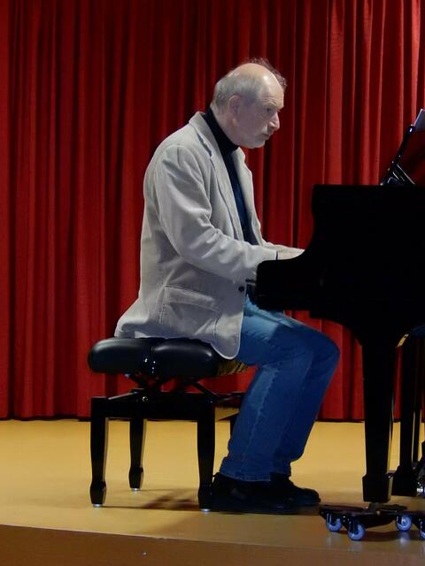 Peter Reschka unterrichtet seit vielen Jahren an der Musikschule Wertingen die Keyboard- und Jazzpianoklasse.