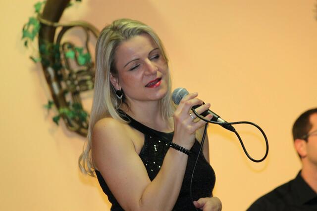 Die Wahlmünchnerin Carola Egger konnte beim Jazzkonzert ihrer großen Stimme klangvollen Ausdruck und gestalterische Freiheit einräumen.