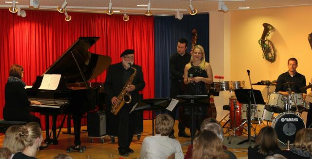 Die Sängerin Carola Egger aus München war der spezielle Gast beim Jazzkonzert und wurde von der Papa Lipp Combo begleitet.