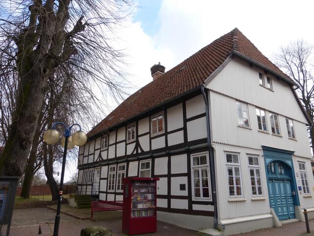 Dem Museum gegenüber liegt das 'Storchenhaus', ursprünglich die Neustädter Knabenschule von 1707. Man beachte den verbretterten Giebel an der Wetterseite.