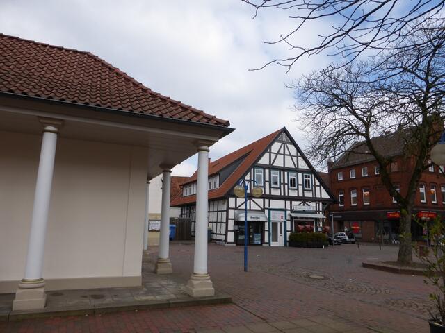 Fachwerkhaus am Markt. Das Gebäude links mit dem Säulenumgang ist das ehemalige Wachthaus (Wohngebäude des Nachtwächters), heute 'Alte Wache' genannt und zur Eisdiele umfunktioniert.