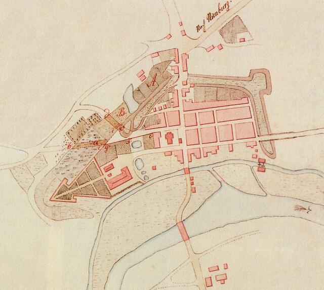 Plan der Stadt von 1764. (gemeinfrei) Links das befestigte Schloss, die Kirche als Kreuz in der Mitte. Die Anlage der Innenstadt ist auch heute noch in ihren Grundzügen dieselbe.