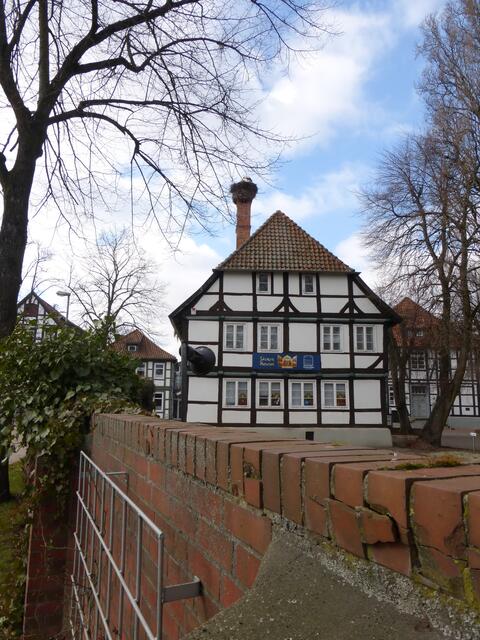 Das direkt neben der Kirche liegende 'Storchenhaus' von der Rückseite. Das Nest auf dem Schornstein ist bereits wieder besetzt.