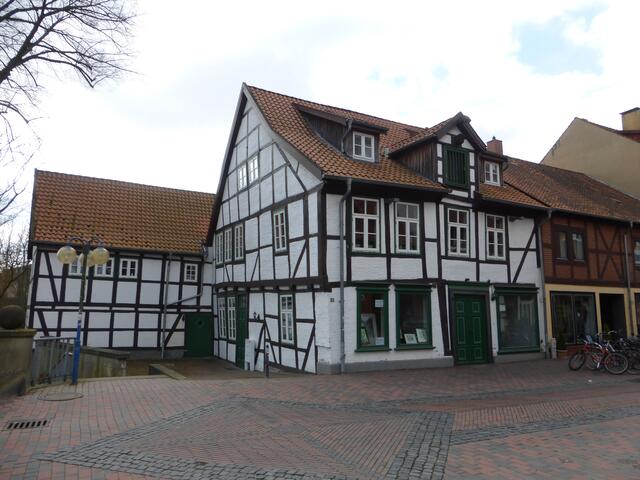 Denkmalgeschütztes Gebäude an der Kleinen Leine, einem kanalisierten Leineabzweig zur Wassermühle.