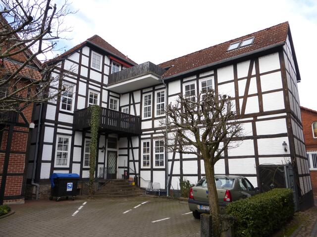 Hofansicht eines größeren Fachwerk-Hauses.