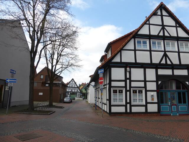 Ein weiteres, sehr ähnliches, als Wohnhaus genutztes Ackerbürgerhaus mit blau gestrichener 'Grootdöör'.