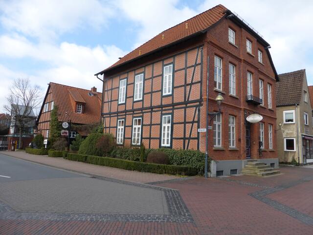 Fachwerkhaus mit dahinter liegendem Nebengebäude. Das Haus im Vordergrund diente u. a. bereits als Hotel, Redaktionssitz und Auktionshaus. Im Nebengebäude befindet sich ein Restaurant.