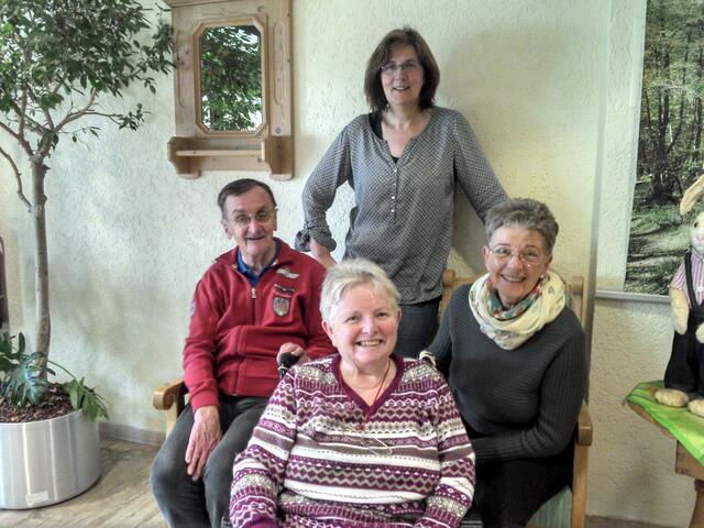 Unsere Bewohner Herr Hanke, Frau Schweizer, hinten Betreuender Dienst Frau Motte und rechts Frau Lucia Rieß.